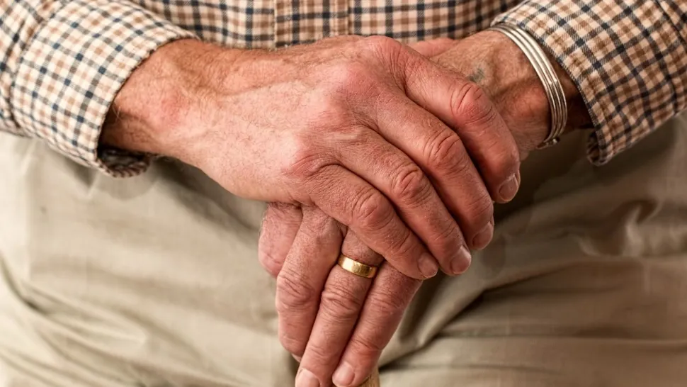 Pensionar de 81 de ani din Iași, obligat să plătească impozit un an întreg pentru o mașină pe care a scos-o din evidența fiscală în martie