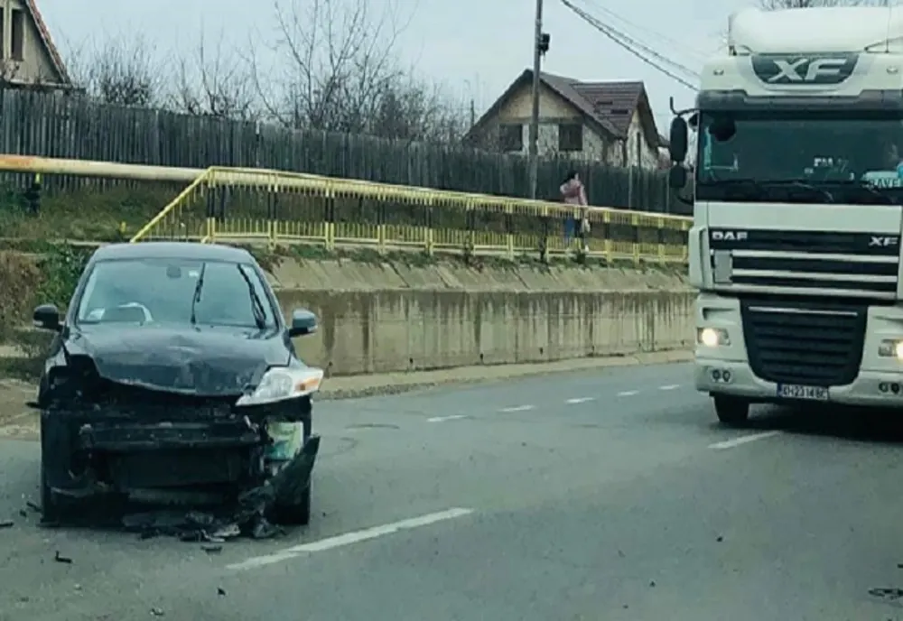 FOTO: Accident rutier într-o localitate ieşeană!