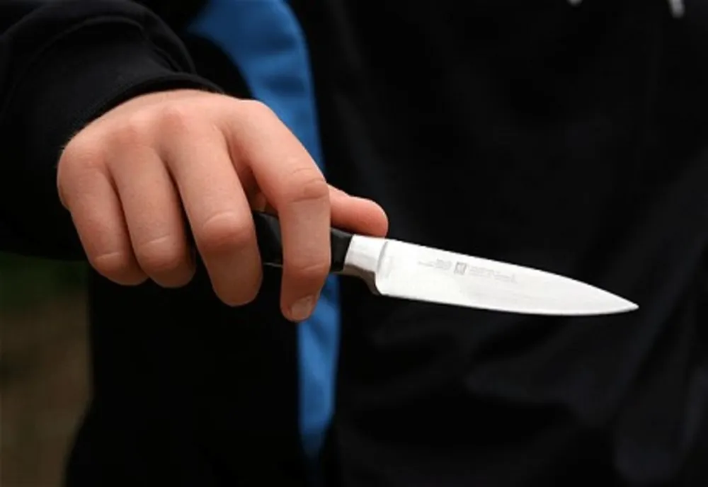 ALERTĂ: În stare gravă, la spital, după ce un individ i-a înfipt un cuţit în cap! 