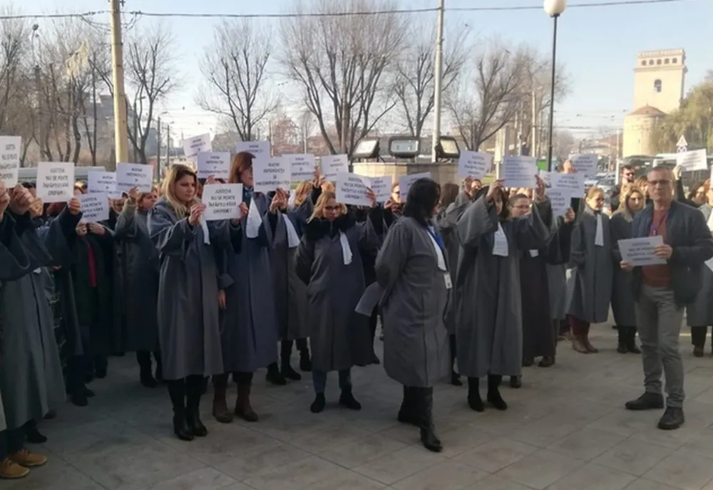 Protest al grefierilor ieșeni: Amenință că închid registraturile şi suspendă şedinţele de judecată