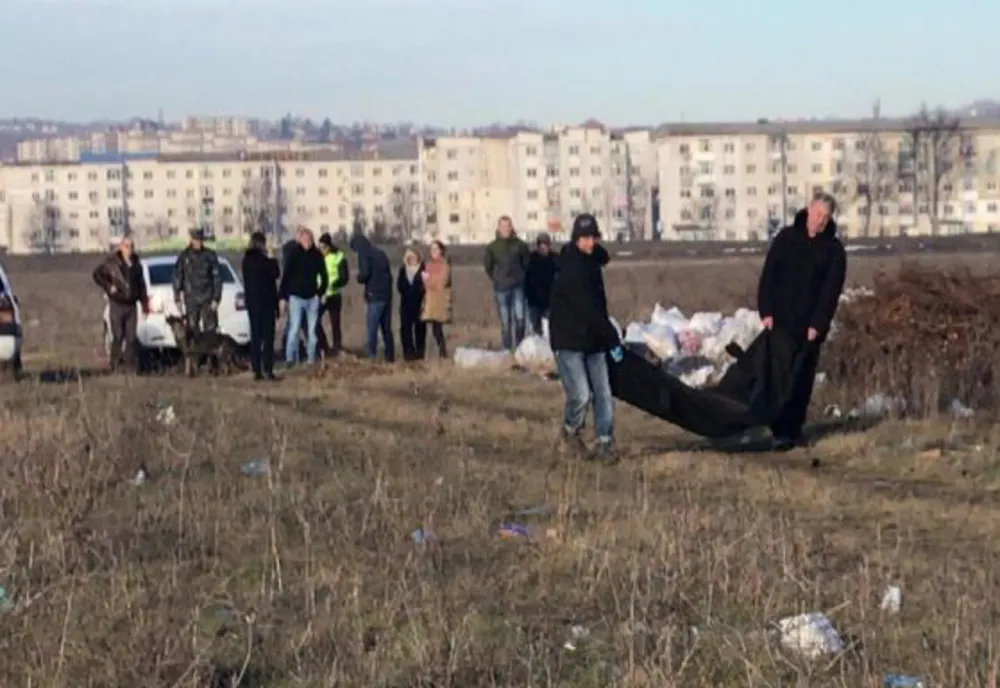 Femeia găsită decedată pe un câmp din apropierea zonei Cicoarei a fost violată