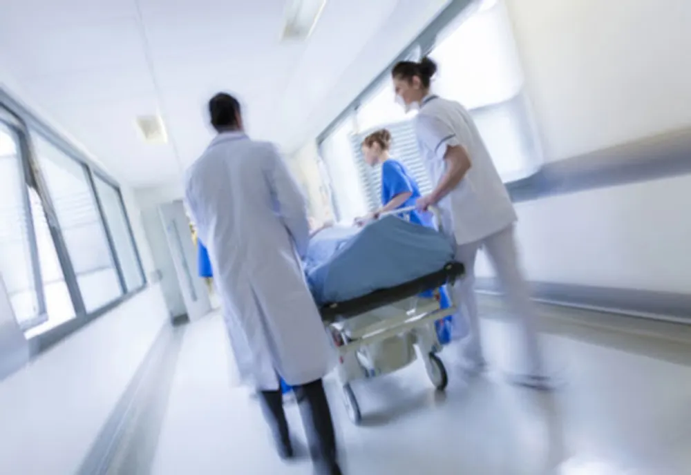 O femeie suspectată de coronavirus din Suceava, adusă de urgență la Spitalul de Boli Infecțioase Iași