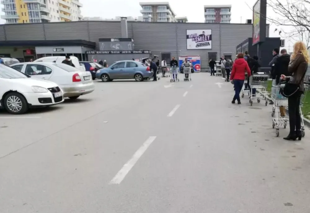 Cozi mari la supermarket-urile și piețele mari din Iași