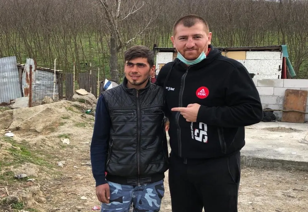 Sergiu, „tatăl călăreț“, ajutat de Cătălin Moroșanu