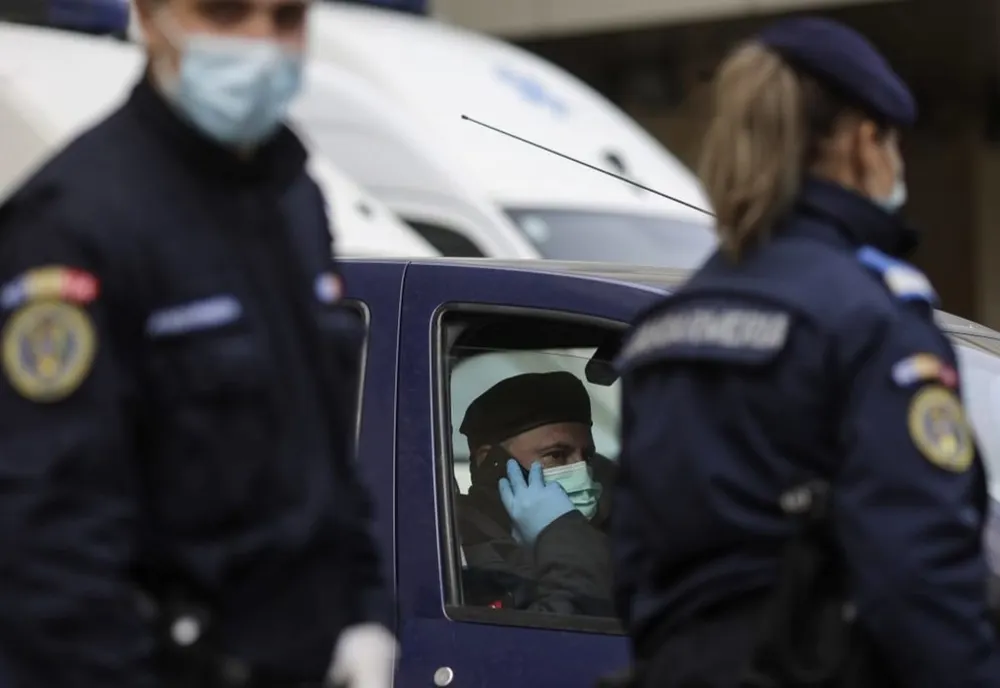 Scandal într-un centru de carantină din Iași! Au intervenit jandarmii să-l liniștească pe recalcitrant!