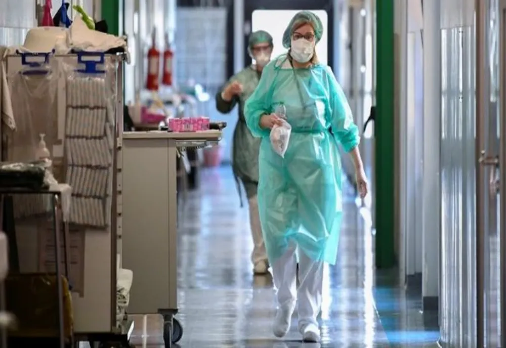 Noi focare de COVID-19, la Iași: 12 angajați de la căminele de bătrâni, depistați pozitiv