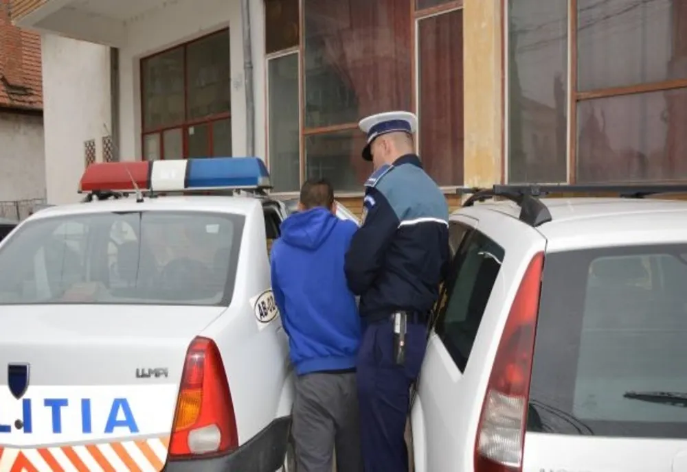 CERCETAT DE POLIŢIŞTI PENTRU FURT