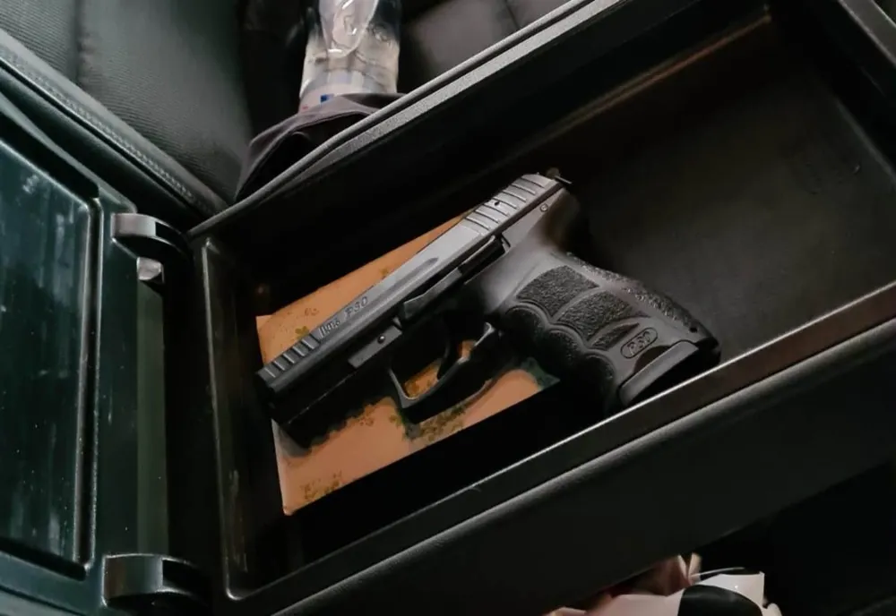 Pistol cu gaze ascuns în cotiera unui autoturism, descoperit în Vama Sculeni