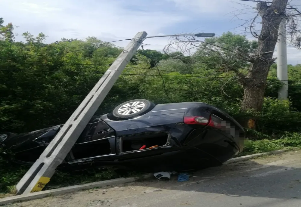 Autoturism răsturnat pe șoseaua Bucium