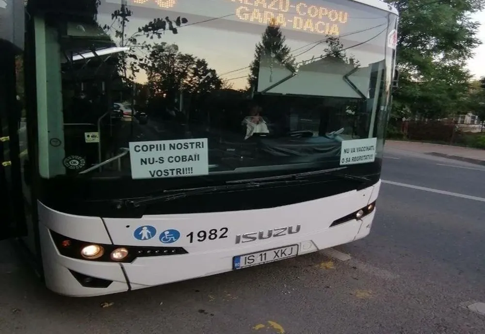 Şoferul de autobuz care a afișat mesaje anti-vaccine pe parbriz, concediat