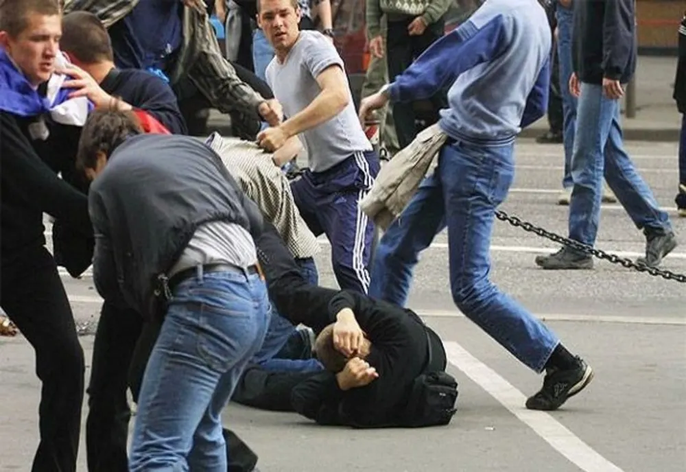 Bătaie în stradă, în județul Iași: mascații au tras focuri de armă