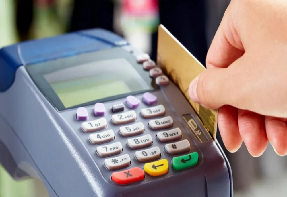 Au încercat să achite cu un card care nu le aparținea 