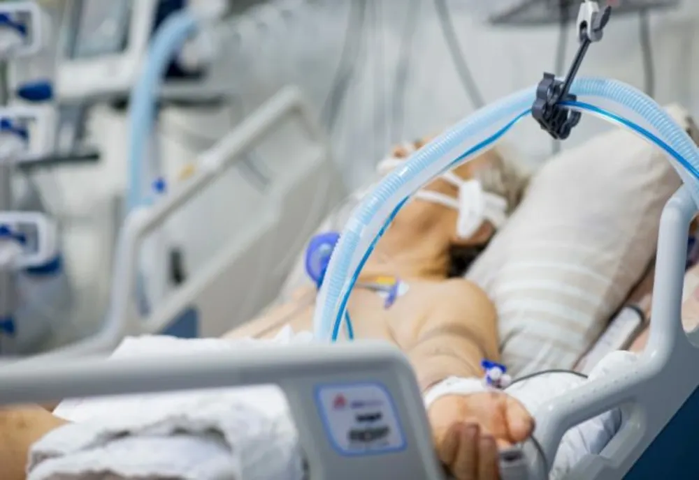 Scădere a cazurilor COVID-19 cu forme medii spre severe