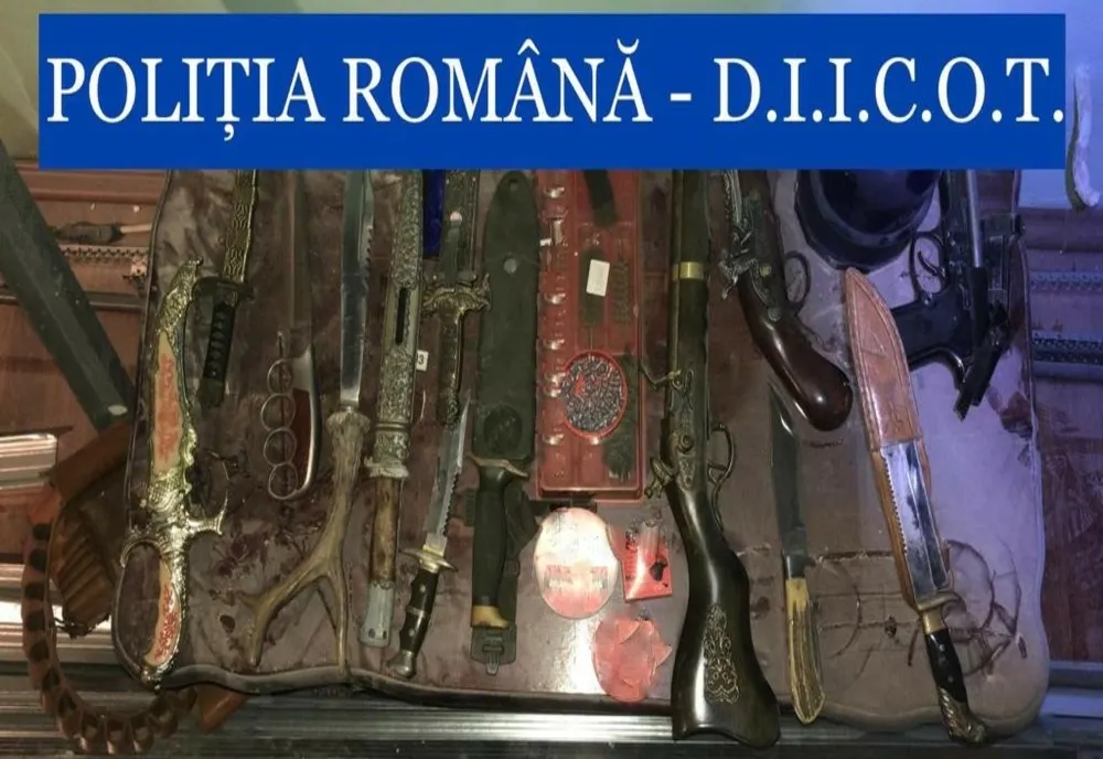 Percheziții la traficanții de minori. Zece persoane ridicate și duse la audieri