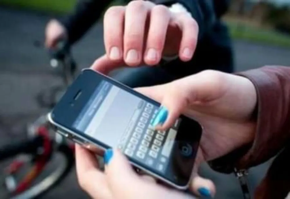 Lăsată fără telefon pe o stradă din Iași