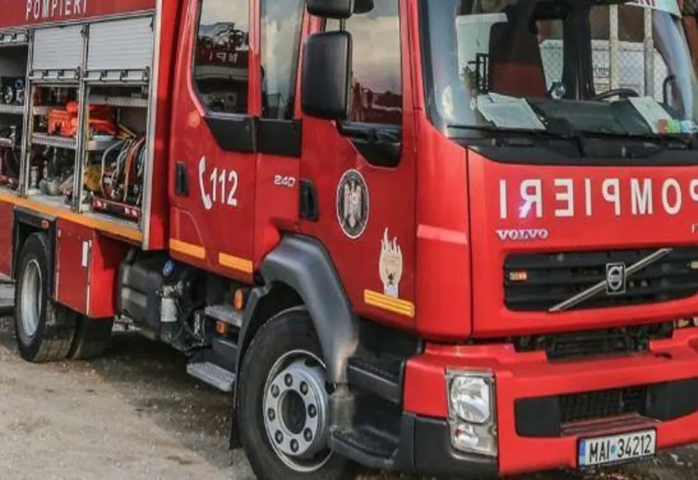 Două persoane au decedat după ce au fost cuprinse de flăcări și o alta a fost transportată la spital, după ce o buletie a luat foc