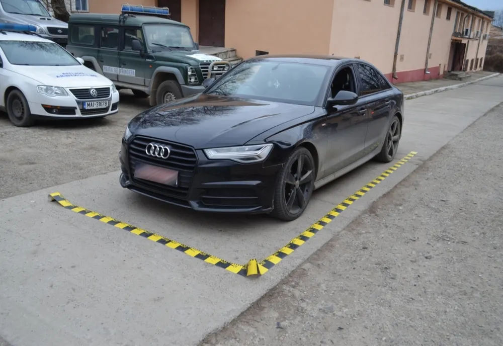 Autoturism furat din Marea Britanie, descoperit la Iaşi