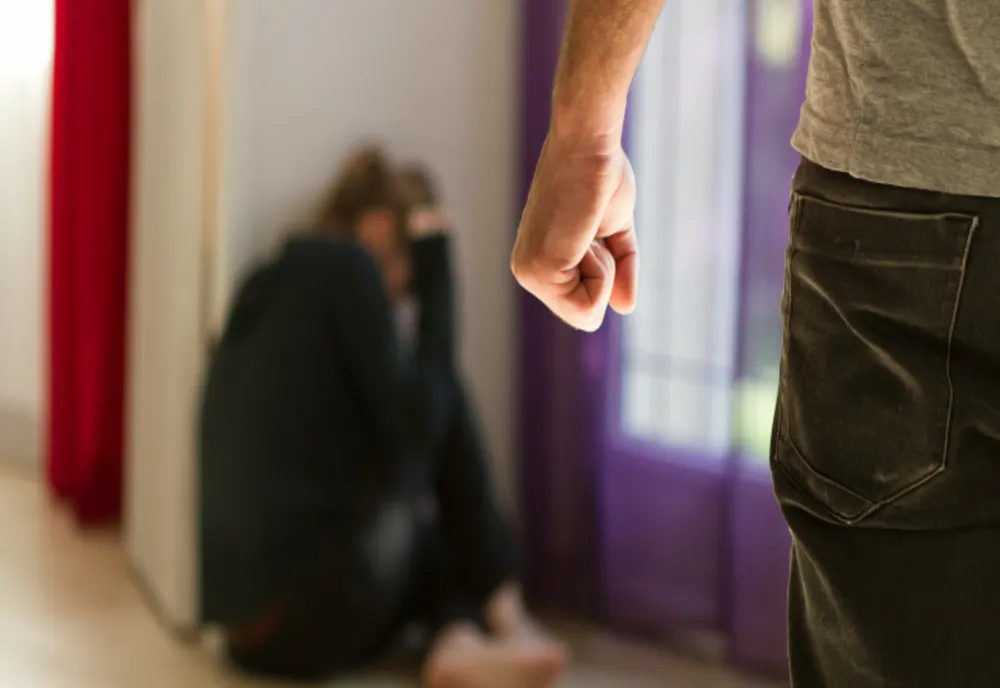 În arest pentru că s-a apropiat prea mult de mamă