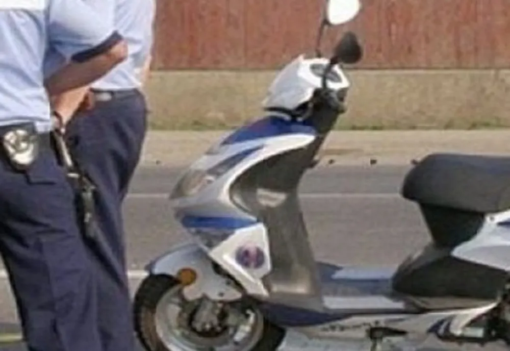 Depistat conducând fără permis un moped neînregistrat