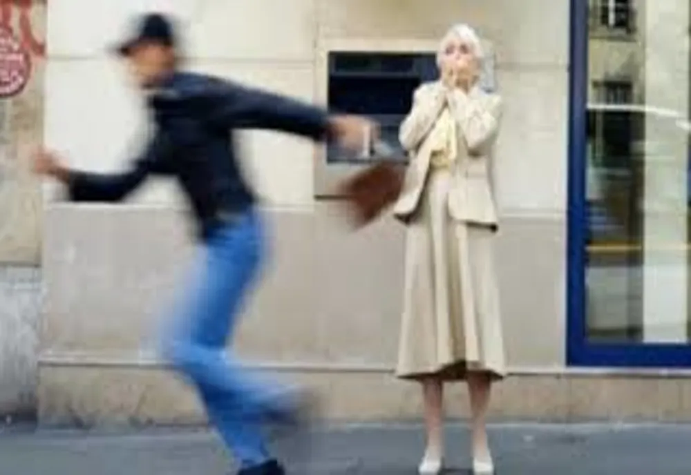 Bătrână tâlhărită pe o stradă din Iași! Infractorul, sub control judiciar