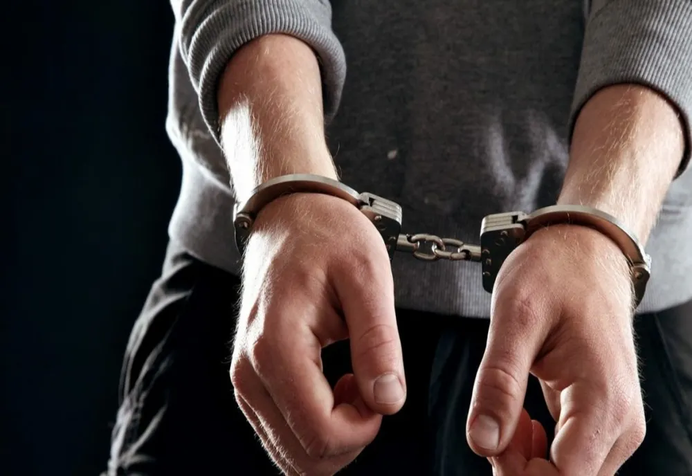 În arest pentru că s-a apropiat prea mult de iubită