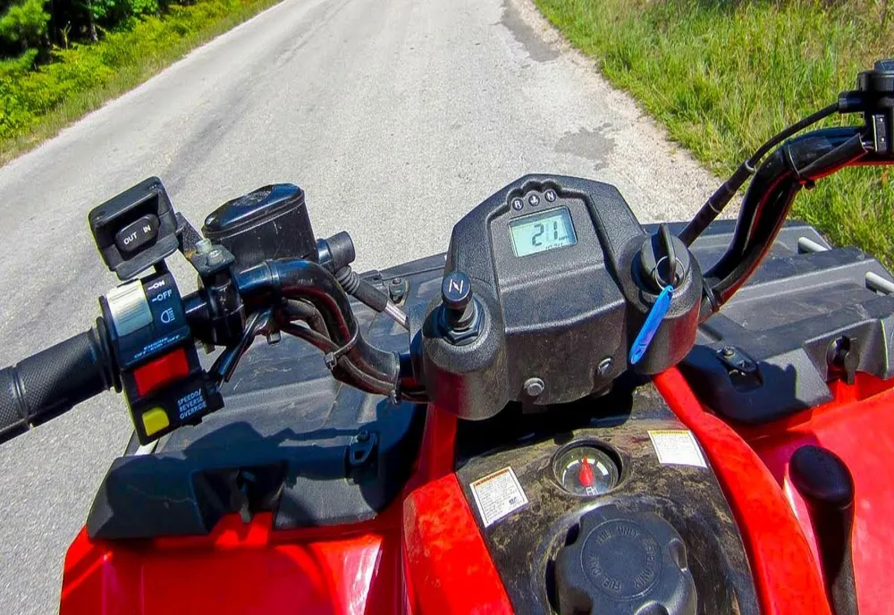 Doi tineri au ajuns la spital după ce s-au oprit cu ATV-ul în gard!