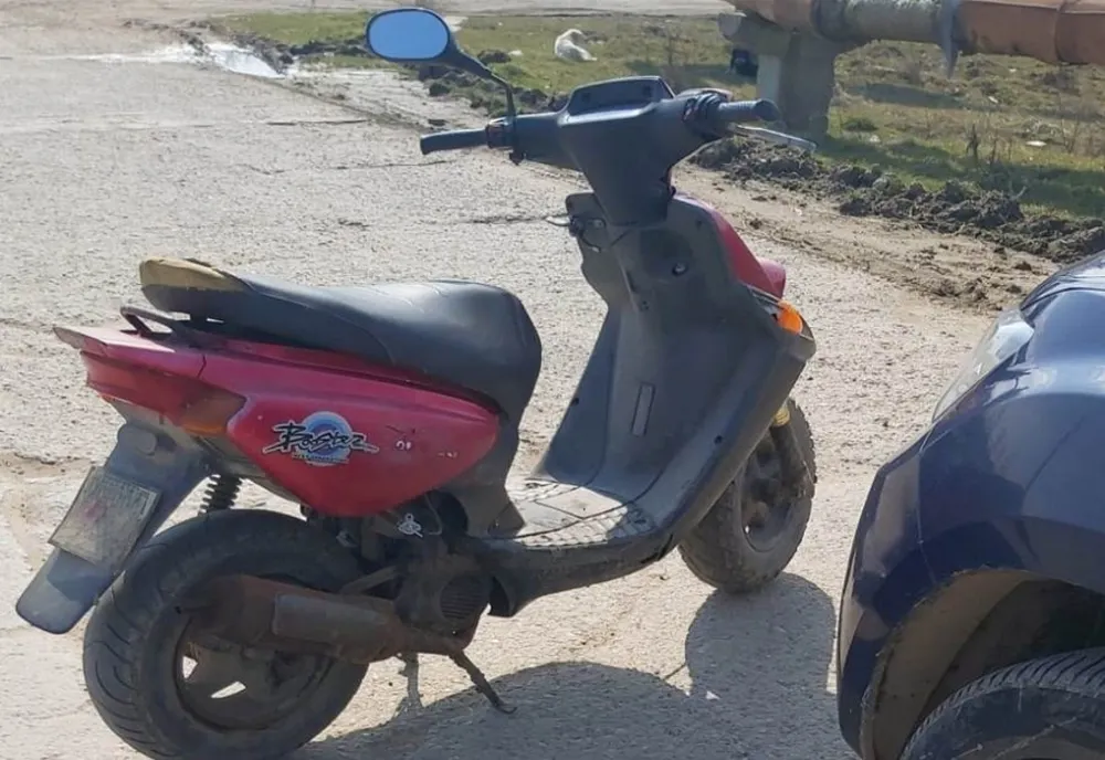 Bărbat fără permis de conducere, la plimbare cu mopedul neînmatriculat