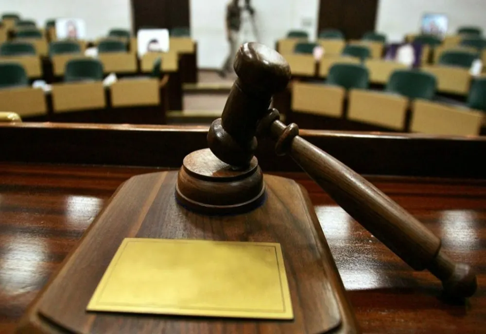 O funționară s-a plâns în instanță că este pusă să muncească prea mult la serviciu