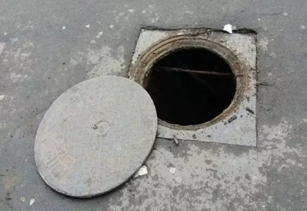 Despăgubiri de 25.000 de lei după ce o femeie a căzut într-un canal și și-a fracturat mâna