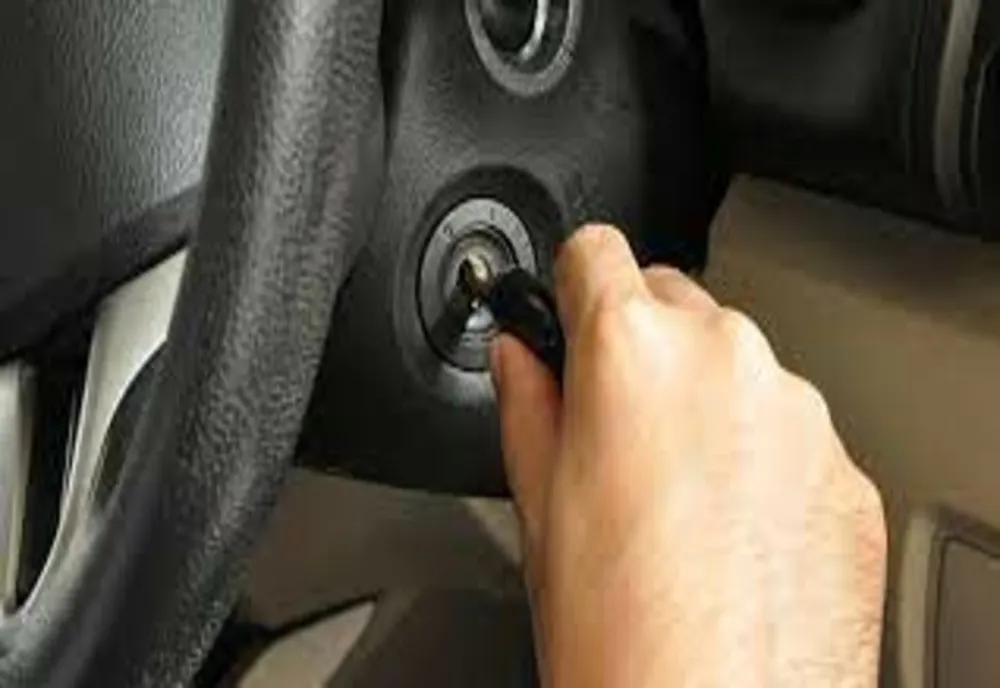 Băut și fără permis s-a urcat la volanul unei mașini lăsată cu cheile în contact