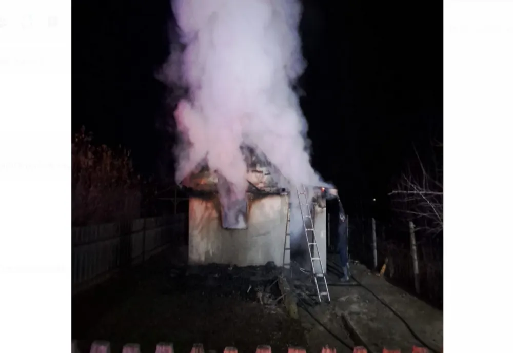 Un bărbat a fost găsit carbonizat după ce casa i-a luat foc din cauza unei țigări