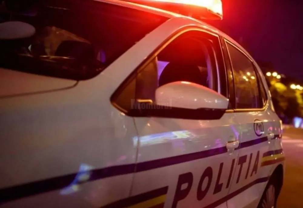 O persoană s-a urcat pe un stâlp de iluminat public