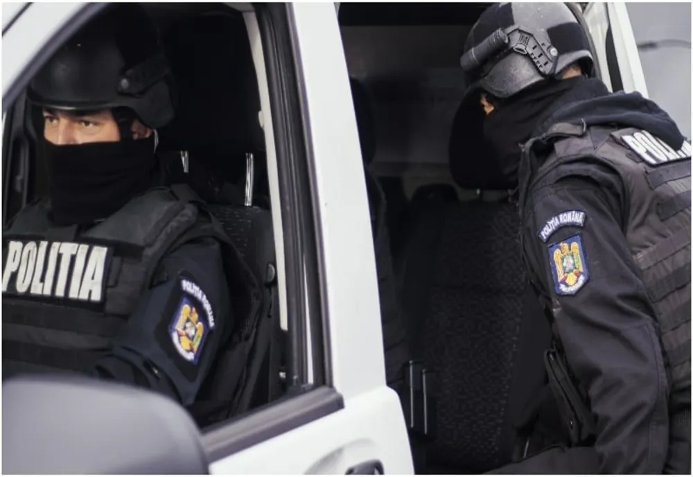Duminică de „foc” pentru polițiștii ieșeni: aproape 100 de apeluri la 112