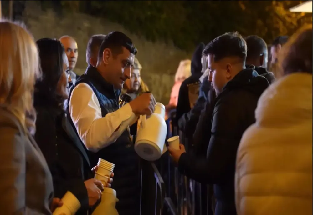 LIDERUL AUR, LE-A ÎMPĂRȚIT CEAI CREDINCIOȘILOR CARE AU VENIT SĂ SE ROAGE LA MOAȘTELE SFINTEI PARASCHEVA