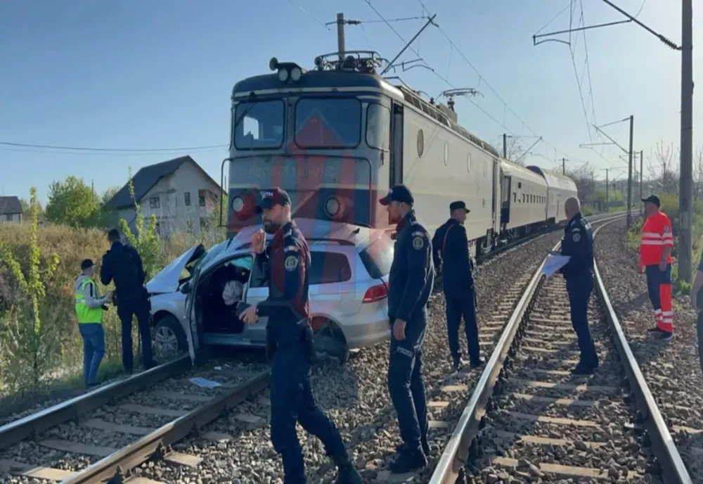 ȘOFER DECEDAT, DUPĂ CE MAȘINA A FOST LOVITĂ ÎN PLIN DE TREN, LA PODUL ILOAIEI