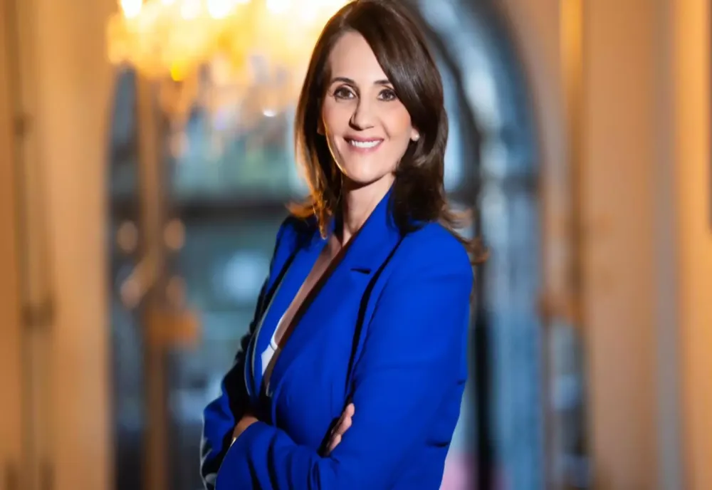 ANCA ALEXANDRESCU A RĂBUFNIT CÂND A VĂZUT POZA CU NICUȘOR DAN ȘI MINIȘTRII REZIST. E SFIDAREA ZILEI, ȚARA ARDE ȘI EL FACE SELFIE CU USERIȘTII DE 12%