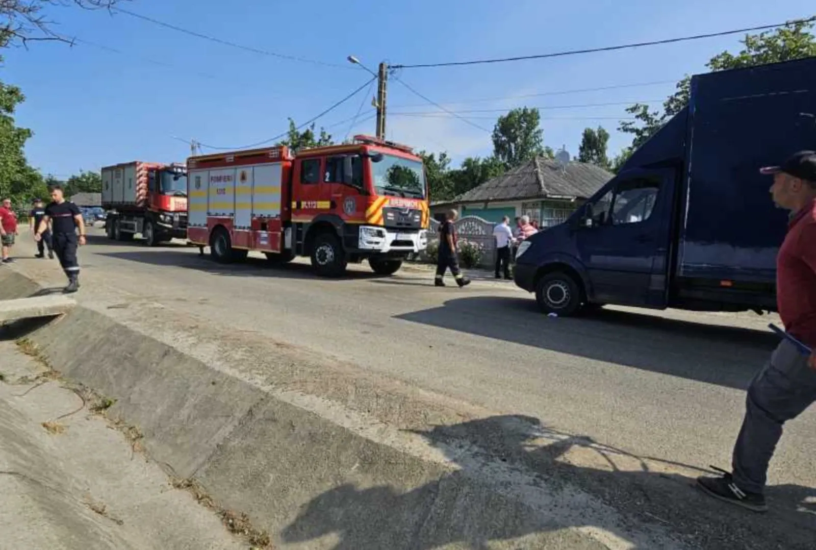 femeie cu un copil, loviți de camion