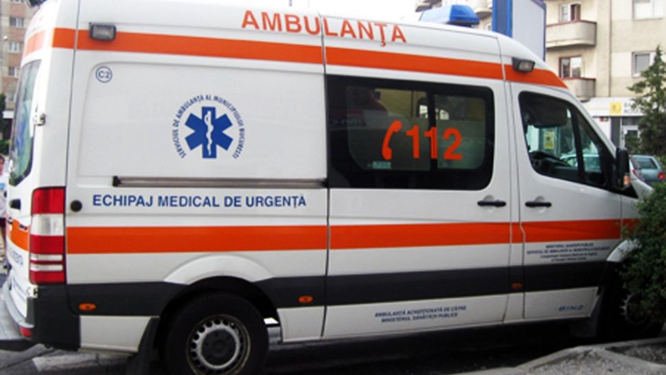Bărbat mort la Iași după ce ambulanța a rămas blocată în noroi