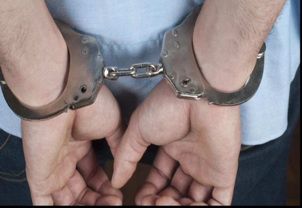 Încătuşat după ce a fost oprit pe stradă de o patrulă de Poliţie! 