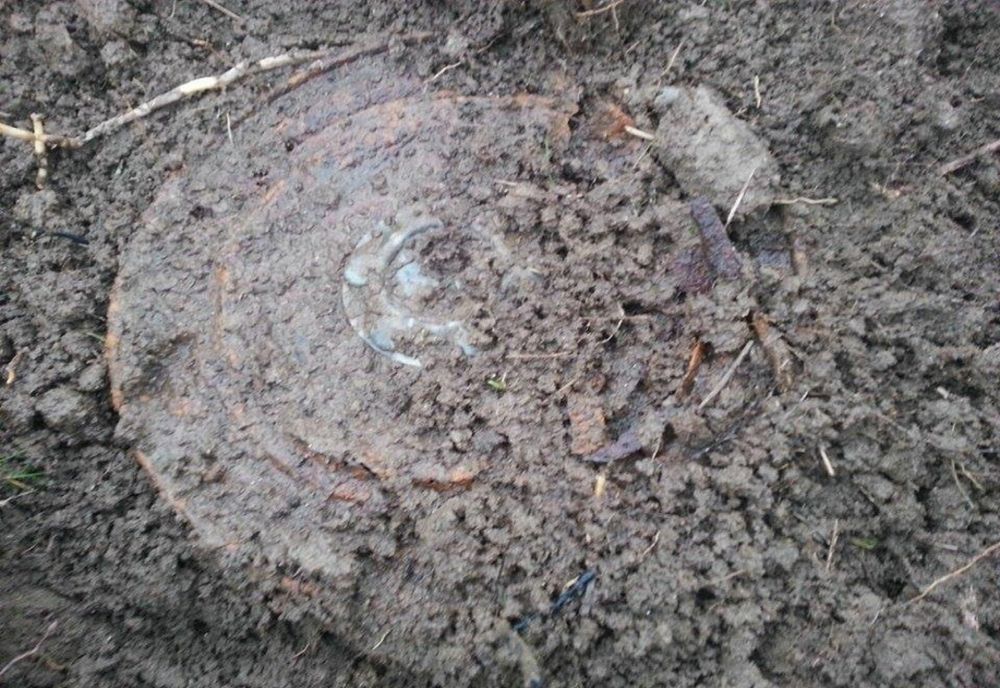 Incredibil: 53 de mine antitanc, descoperite în curtea unei case! 