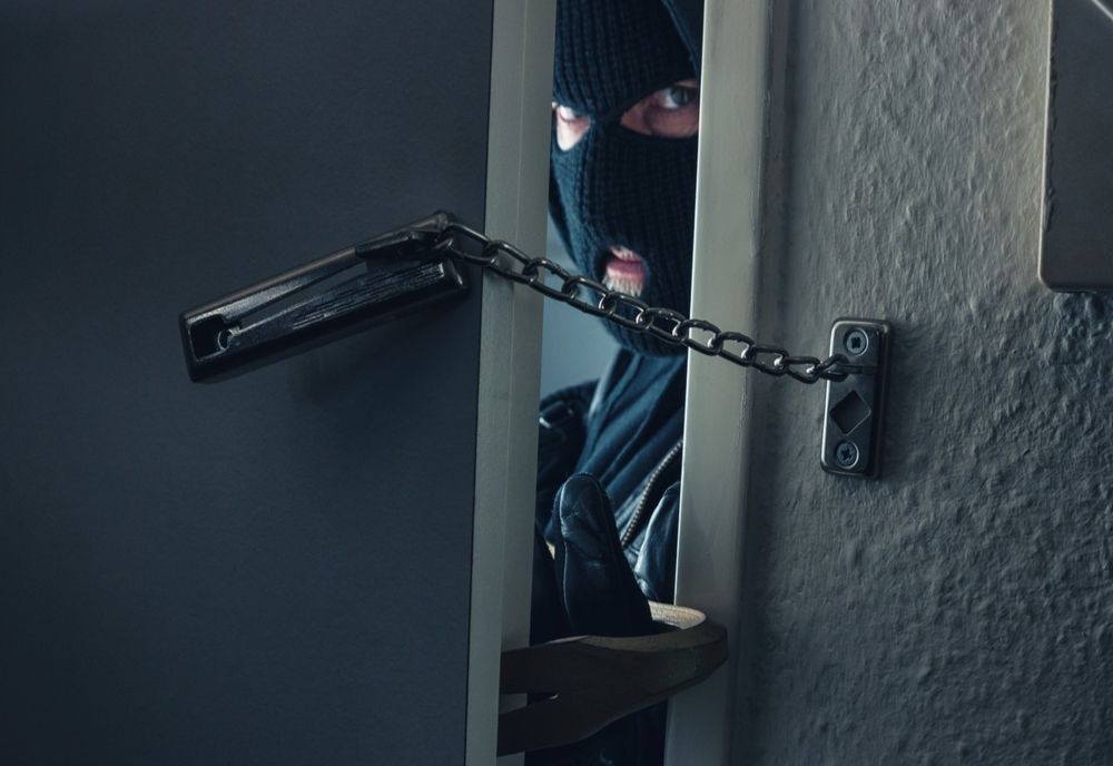 Sub control judiciar, după ce a jefuit