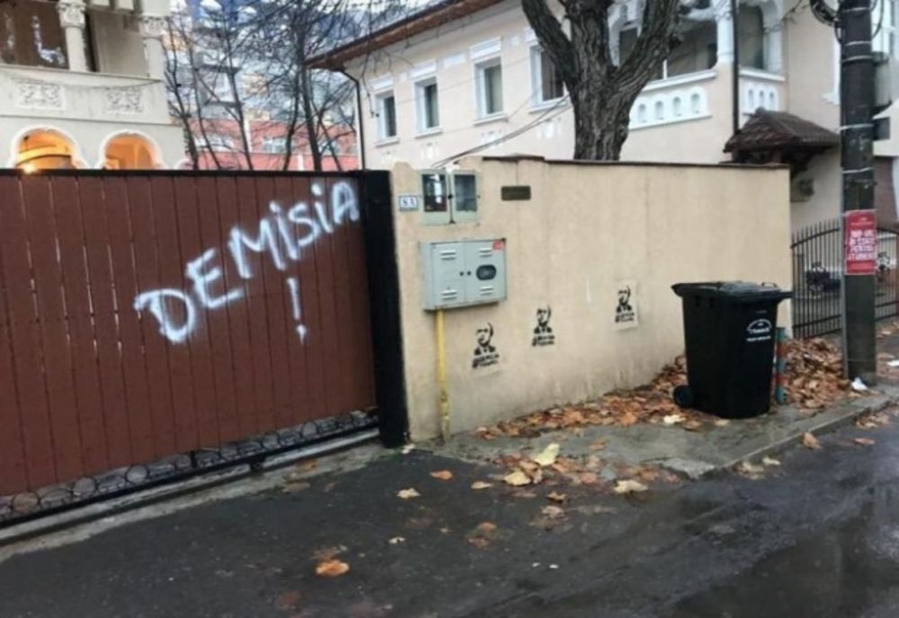 Mesaj pe gardul locuinței lui Tudorel Toader și pe gardurile din Iași