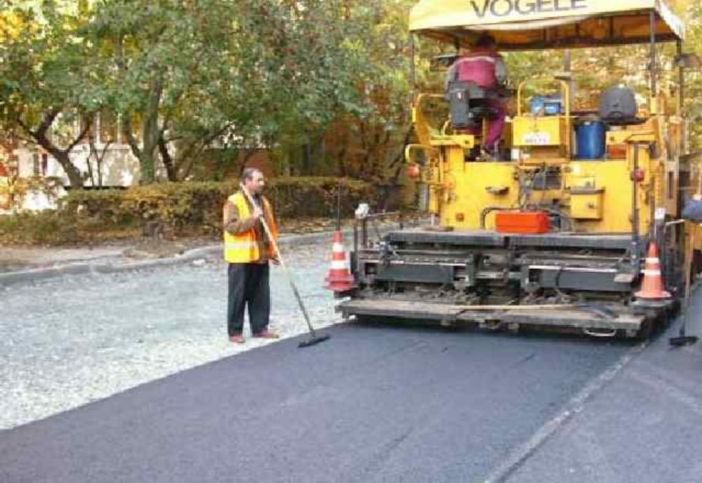 Lucrări de refacere a mai multor străzi din oraș