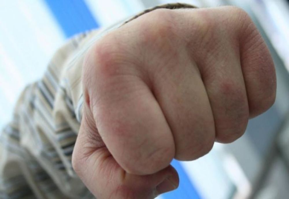 Tânăr, bătut în plină stradă: scandalul s-a încheiat cu cătușe!