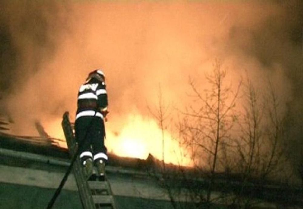 Bătrân, găsit carbonizat în urma unui incendiu puternic