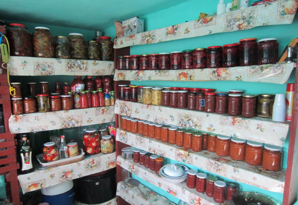 Au furat din cămara unei bătrâne. Ce riscă cei doi tineri