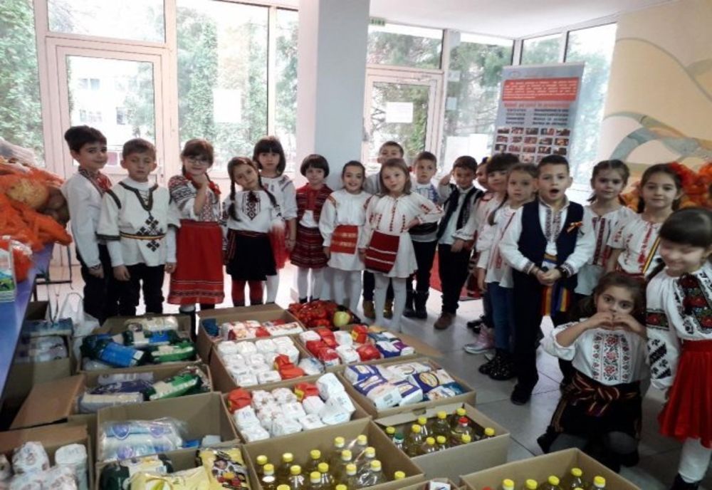 Tone de legume, fructe și alimente colectate de elevii ieșeni pentru persoane defavorizate - FOTO