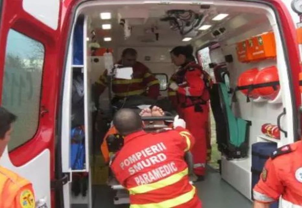 La un pas de moarte! Un bebeluș și mama lui, izbiți de o mașină, pe trecerea de pietoni