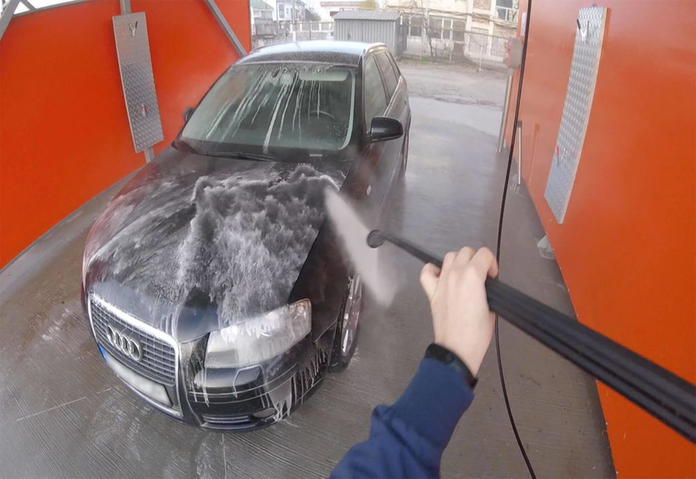 Incredibil! Au spart o spălătorie auto și nu au pățit nimic