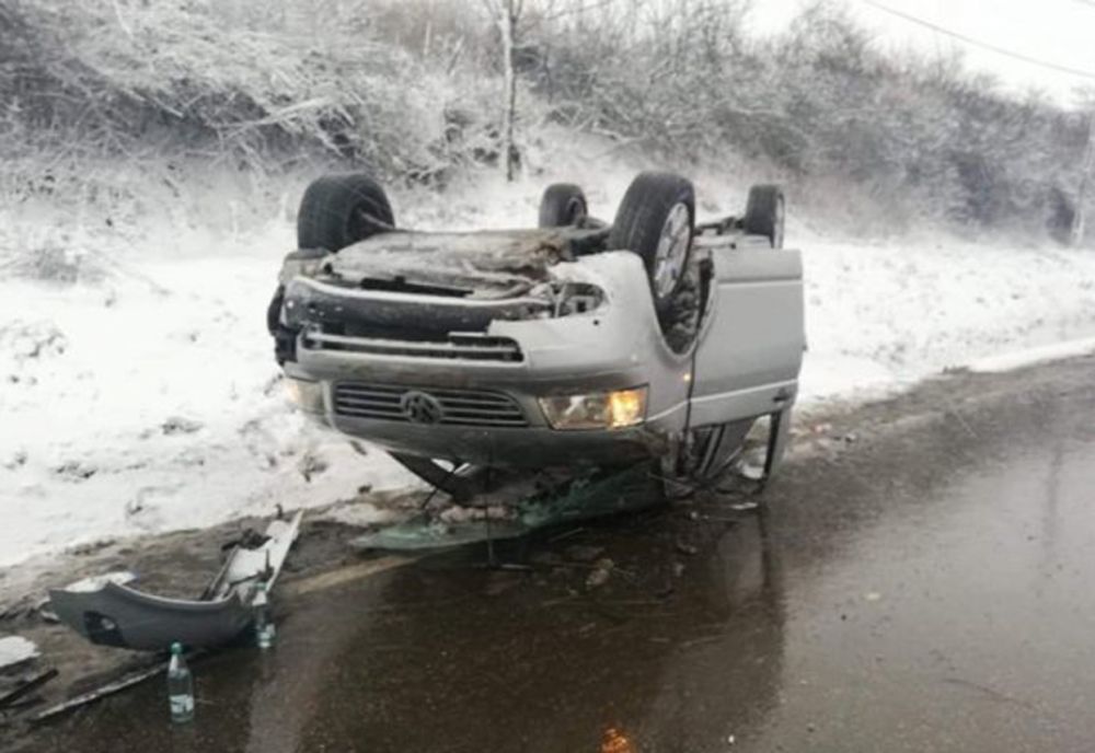 Accident cu 10 victime la Iași. Un microbuz s-a răsturnat la intarrea în Răducăneni